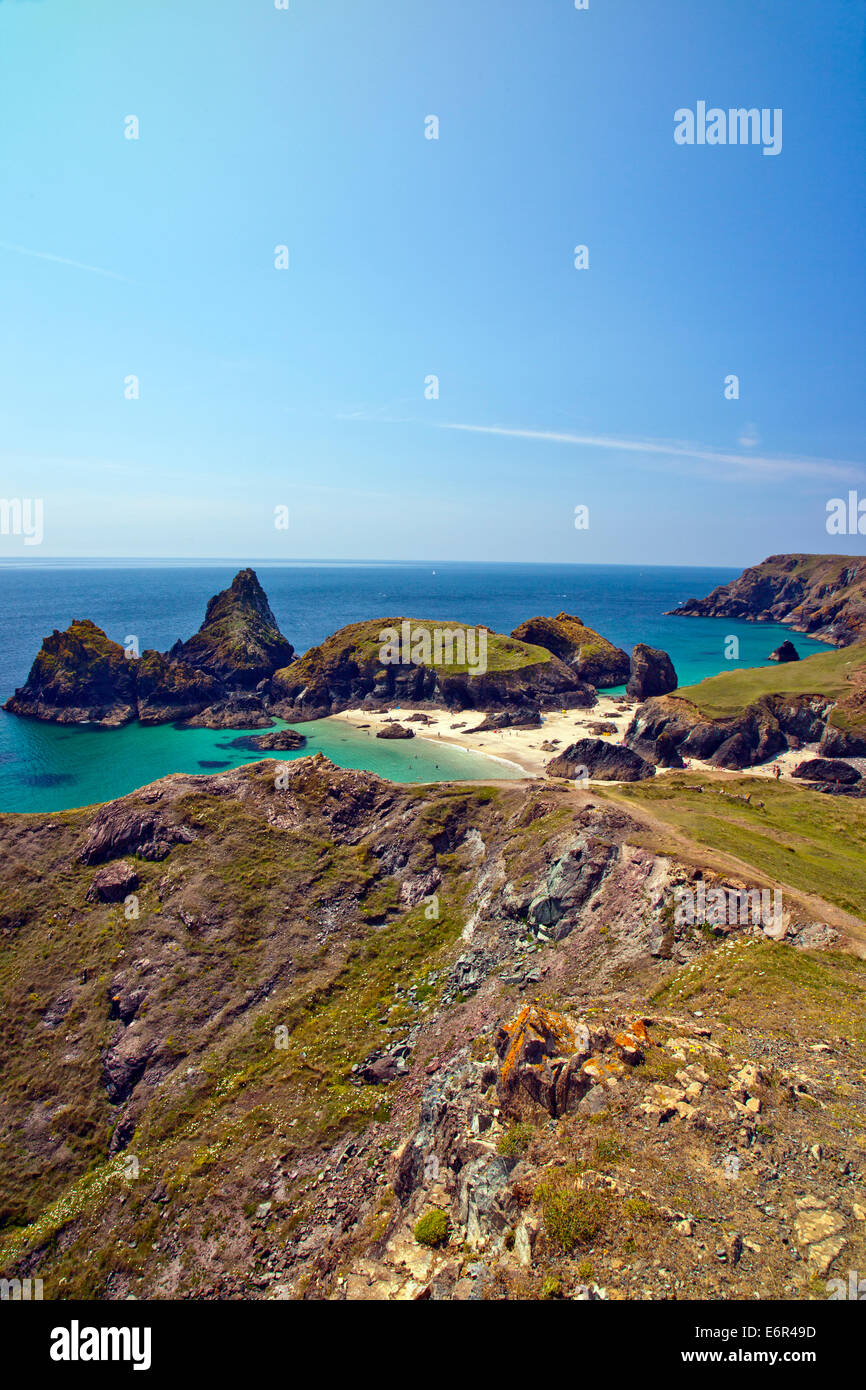 Kynance Cove su la lucertola Peninusula Cornwall Inghilterra Regno Unito - famosa per il suo affioramento di rare rock a serpentina Foto Stock