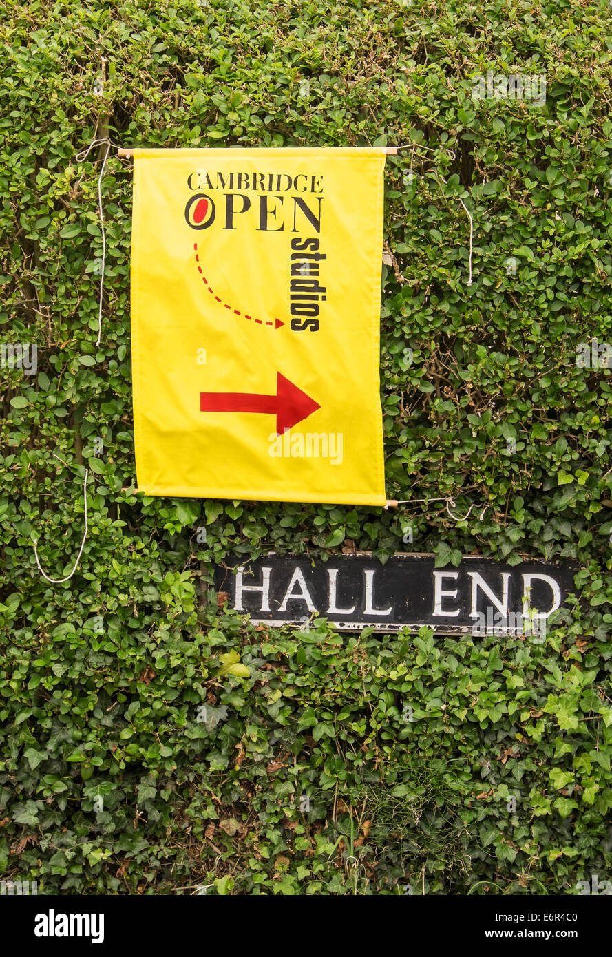 Cartello giallo indirizzare la gente a studios nel villaggio di Cambridge durante Open Studios caso Milton Cambridge Cambridgeshire England Foto Stock