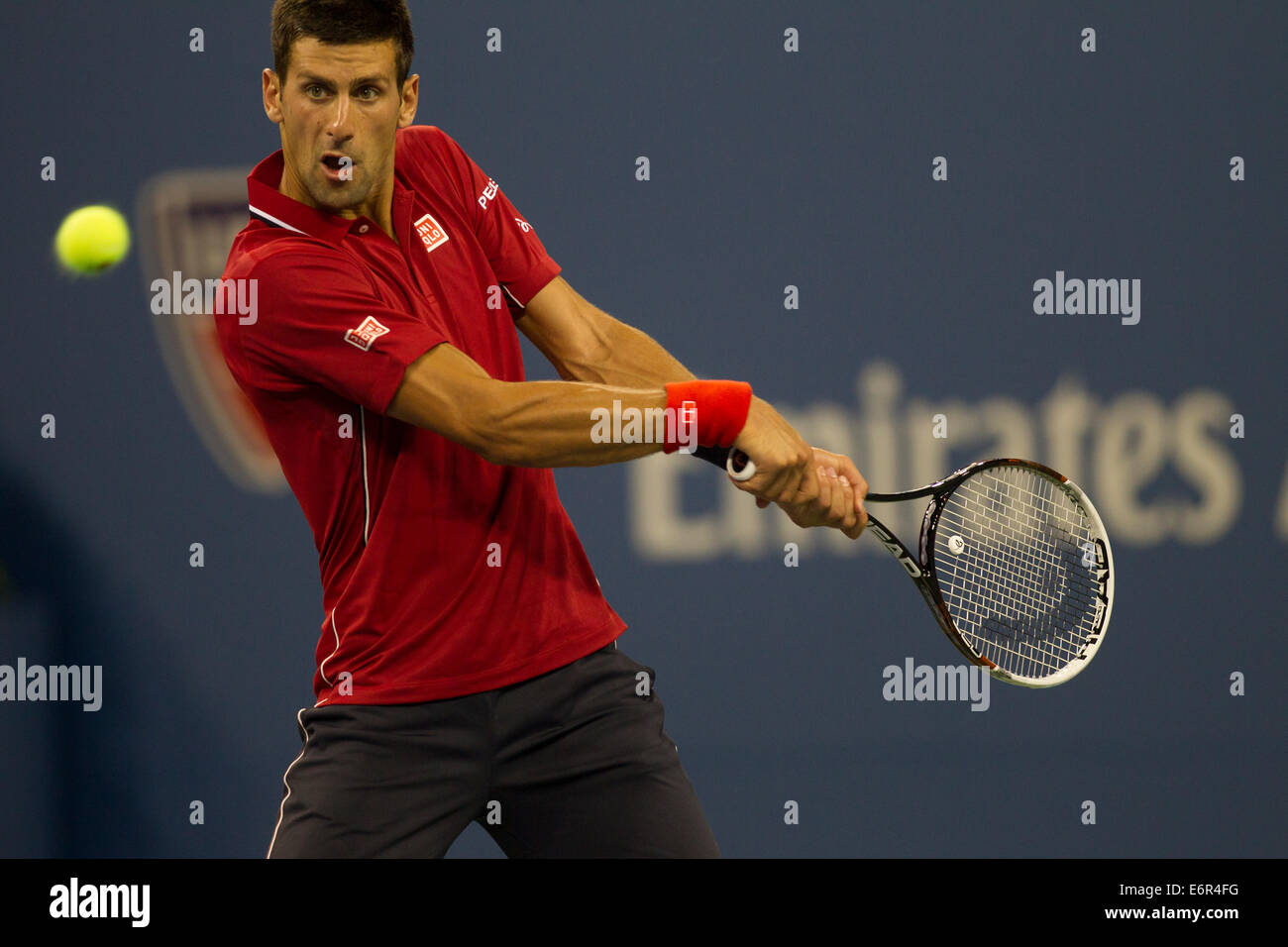 Flushing Meadows, NY, STATI UNITI D'AMERICA. 25 Ago, 2014. Novak Djokovic (SRB) in azione contro Diego Schwartzman (ARG) durante il giorno 1 dell'US Foto Stock