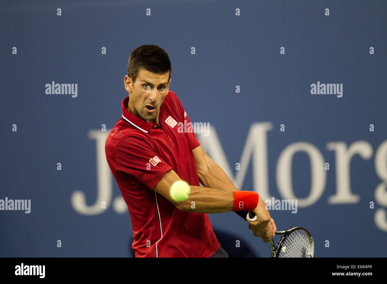 Flushing Meadows, NY, STATI UNITI D'AMERICA. 25 Ago, 2014. Novak Djokovic (SRB) in azione contro Diego Schwartzman (ARG) durante il giorno 1 dell'US Foto Stock