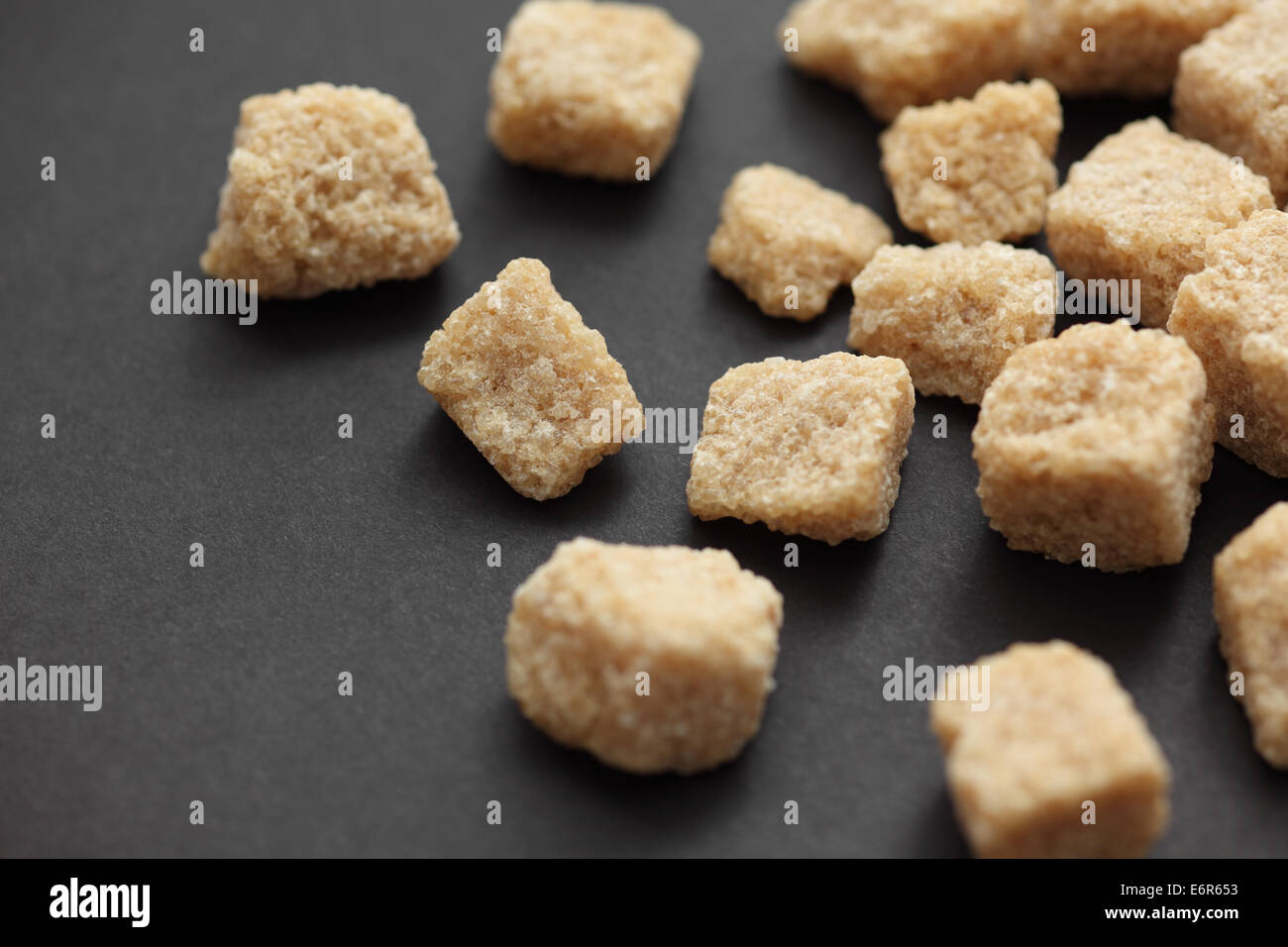 Brown zucchero di canna sul nero lo sfondo della carta Foto Stock