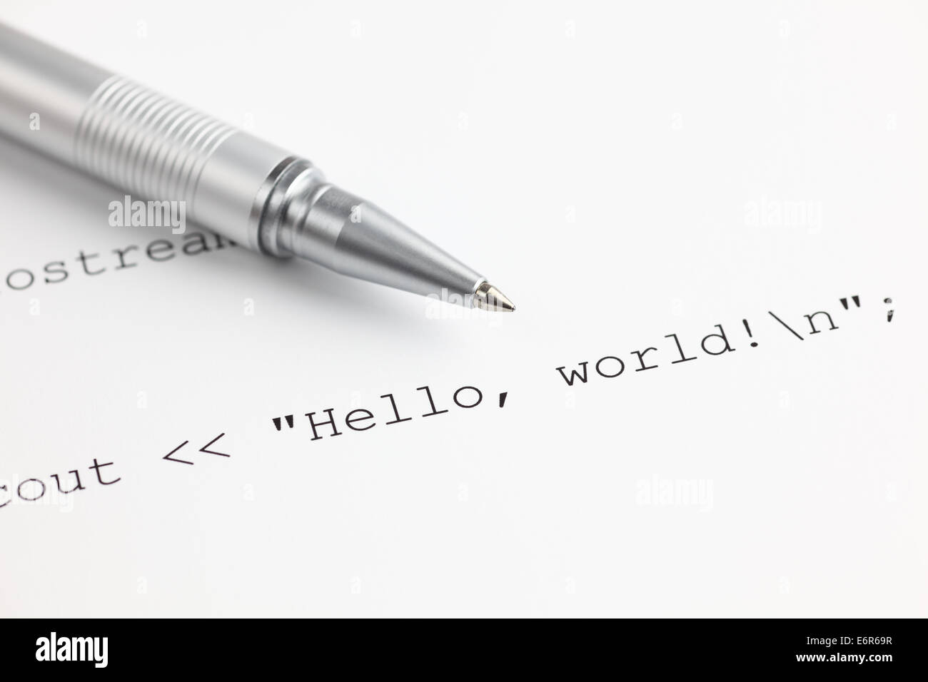 C++ codice di programma "Hello, world!" e penna a sfera. Foto Stock