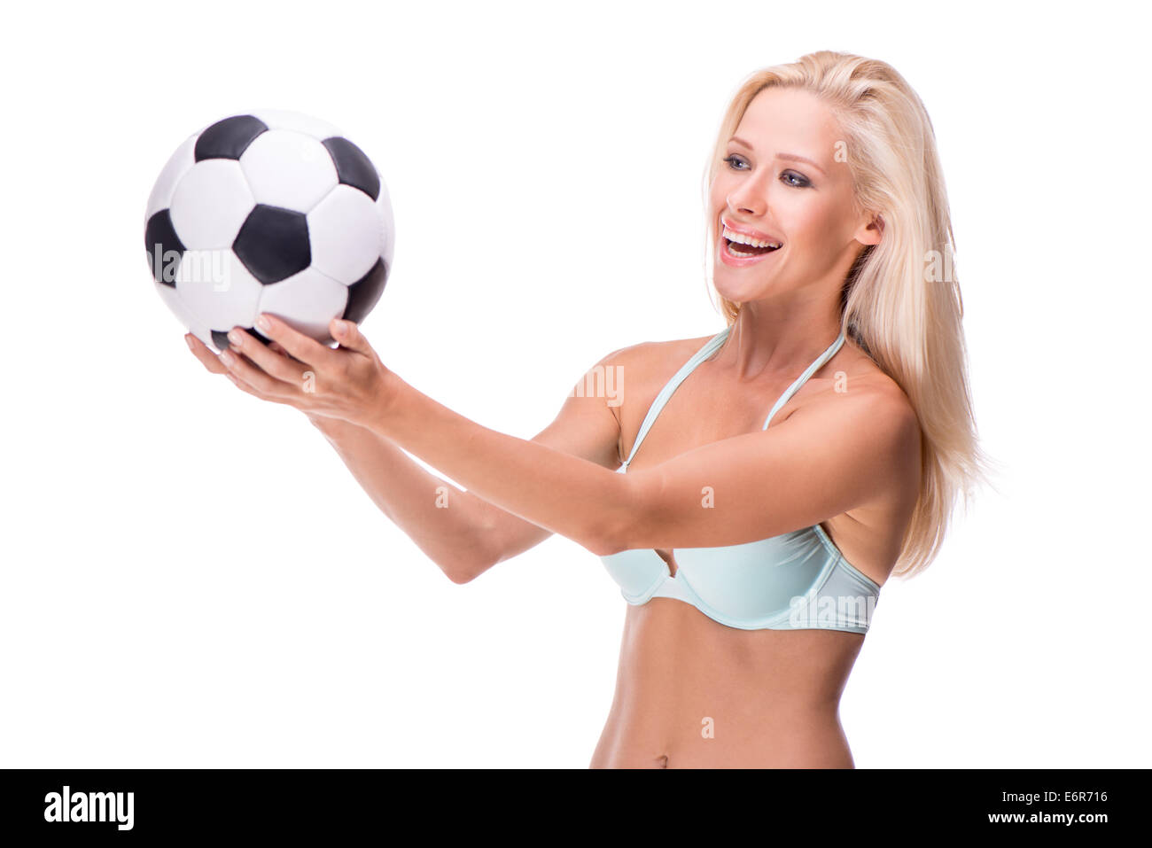 Donna felice con pallone da calcio, isolato Foto Stock