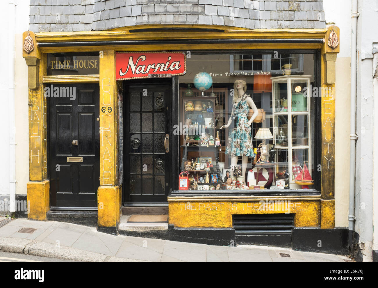 "Narnia', un indipendente negozio di vendita di abbigliamento retrò e memorabillia a Totnes, Devon, Regno Unito. Foto Stock