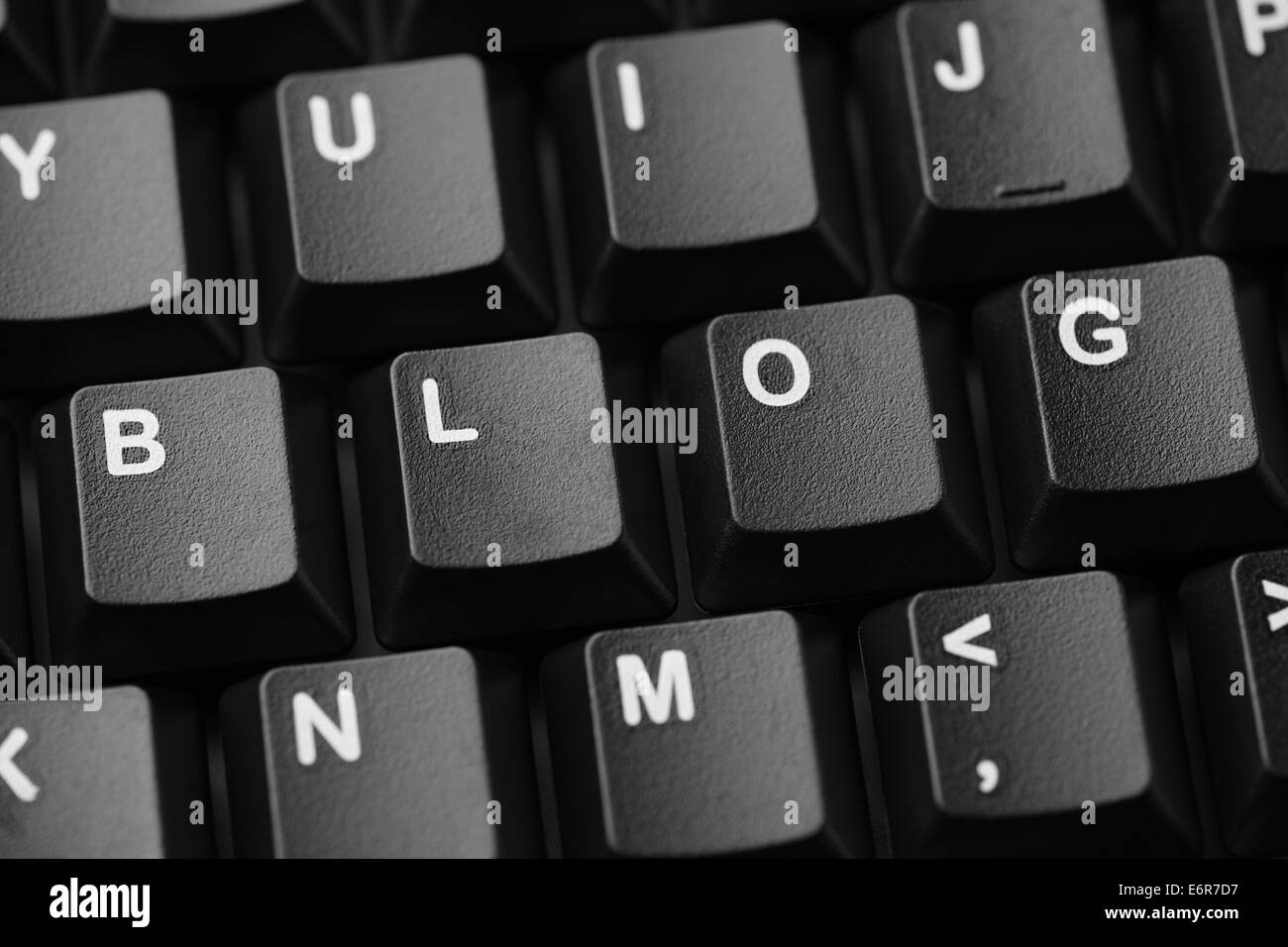 Parola "Blog" scritto nella tastiera del computer. In bianco e nero. Profondità di campo. Foto Stock