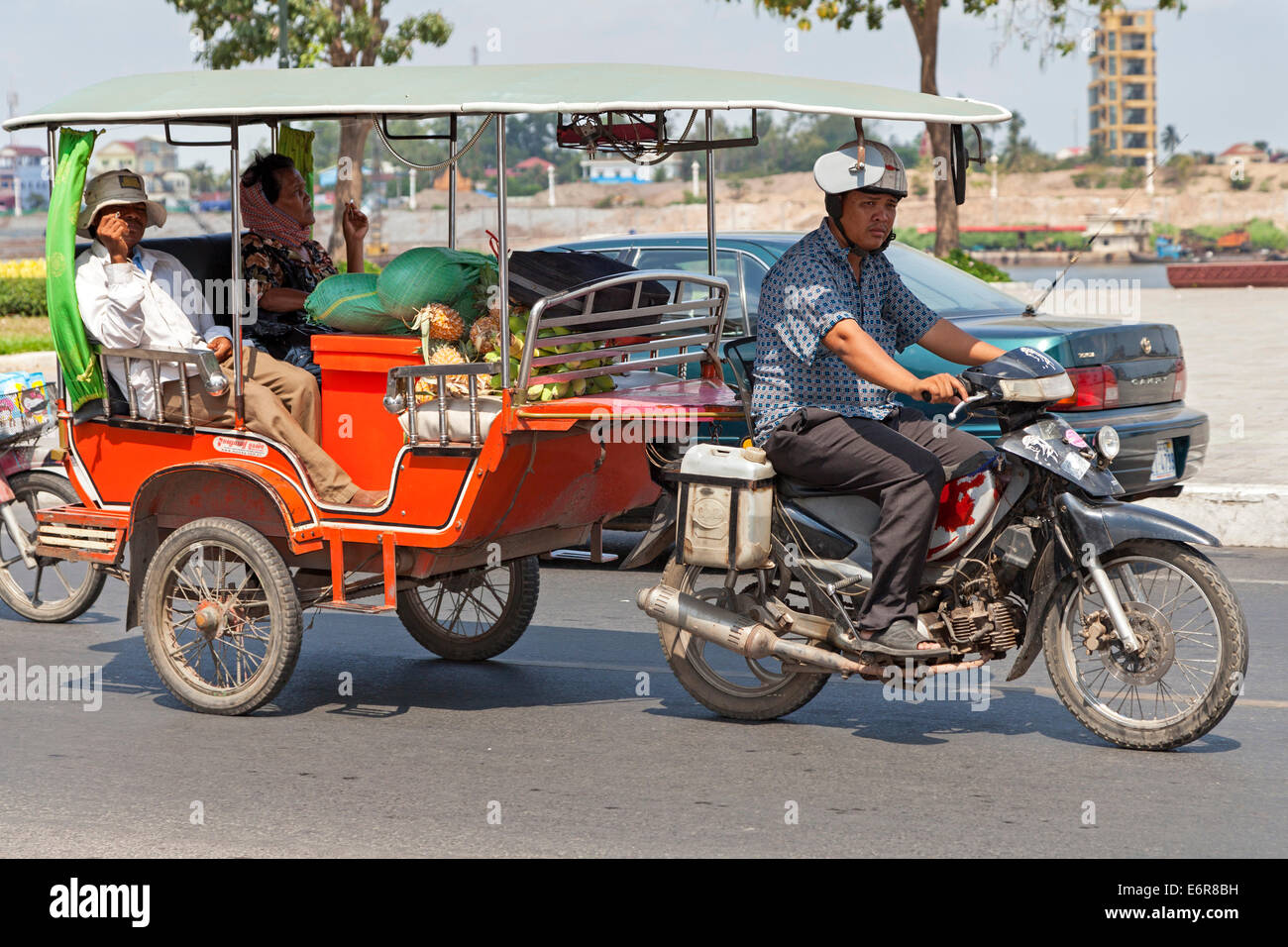 Un Tuk Tuk e passeggeri, Phnom Penh Cambogia Foto Stock