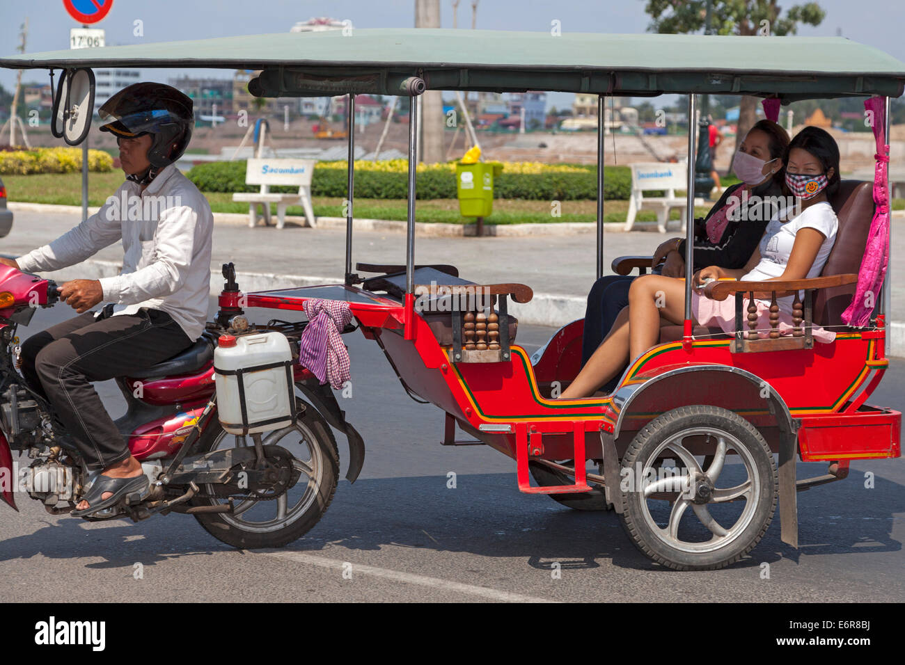 Un Tuk Tuk e passeggeri, Phnom Penh Cambogia Foto Stock