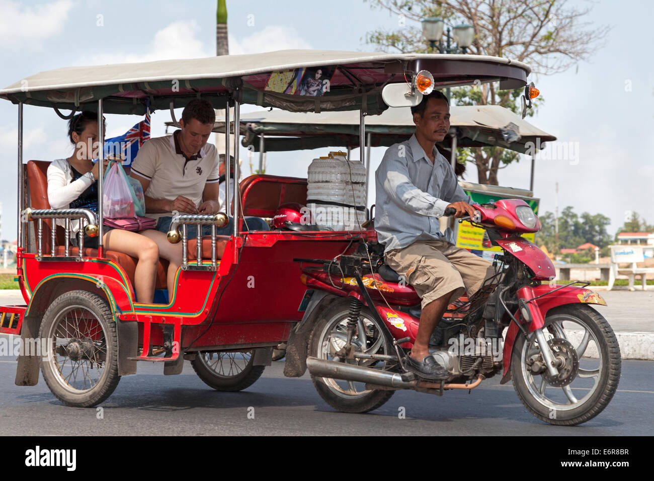 Un Tuk Tuk con passeggeri, Phnom Penh Cambogia Foto Stock