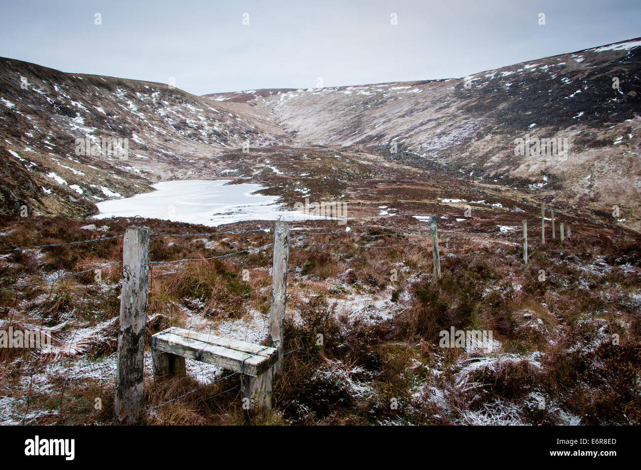 Kelly Lough congelati nel gelido inverno in Wicklow Mountains, in Irlanda Foto Stock