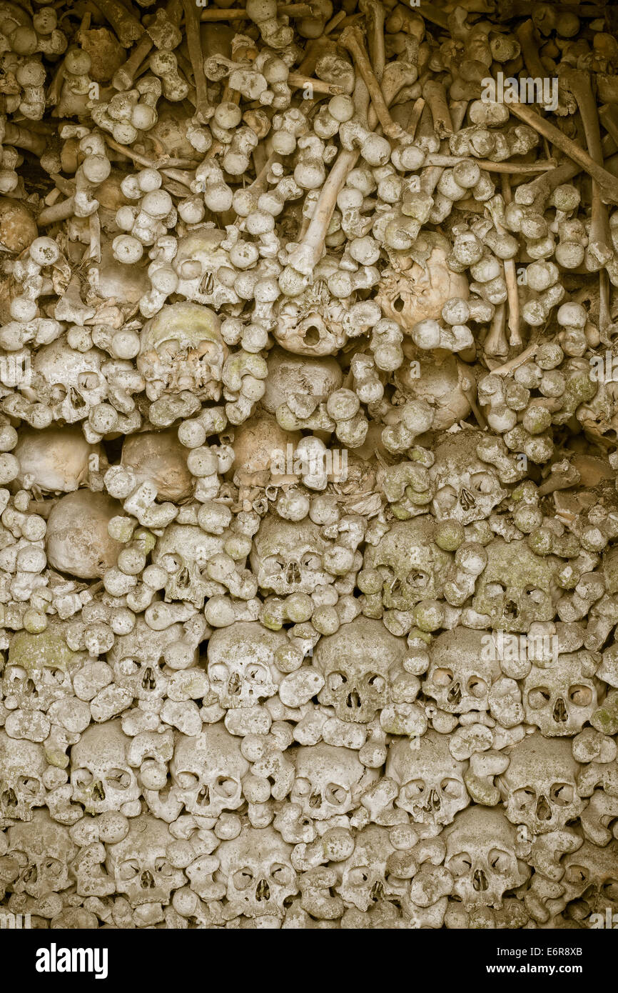 Dissaturato vista all'interno dell'ossario di Marville, Francia, con migliaia di teschi antico del XIX secolo e i vecchi Foto Stock
