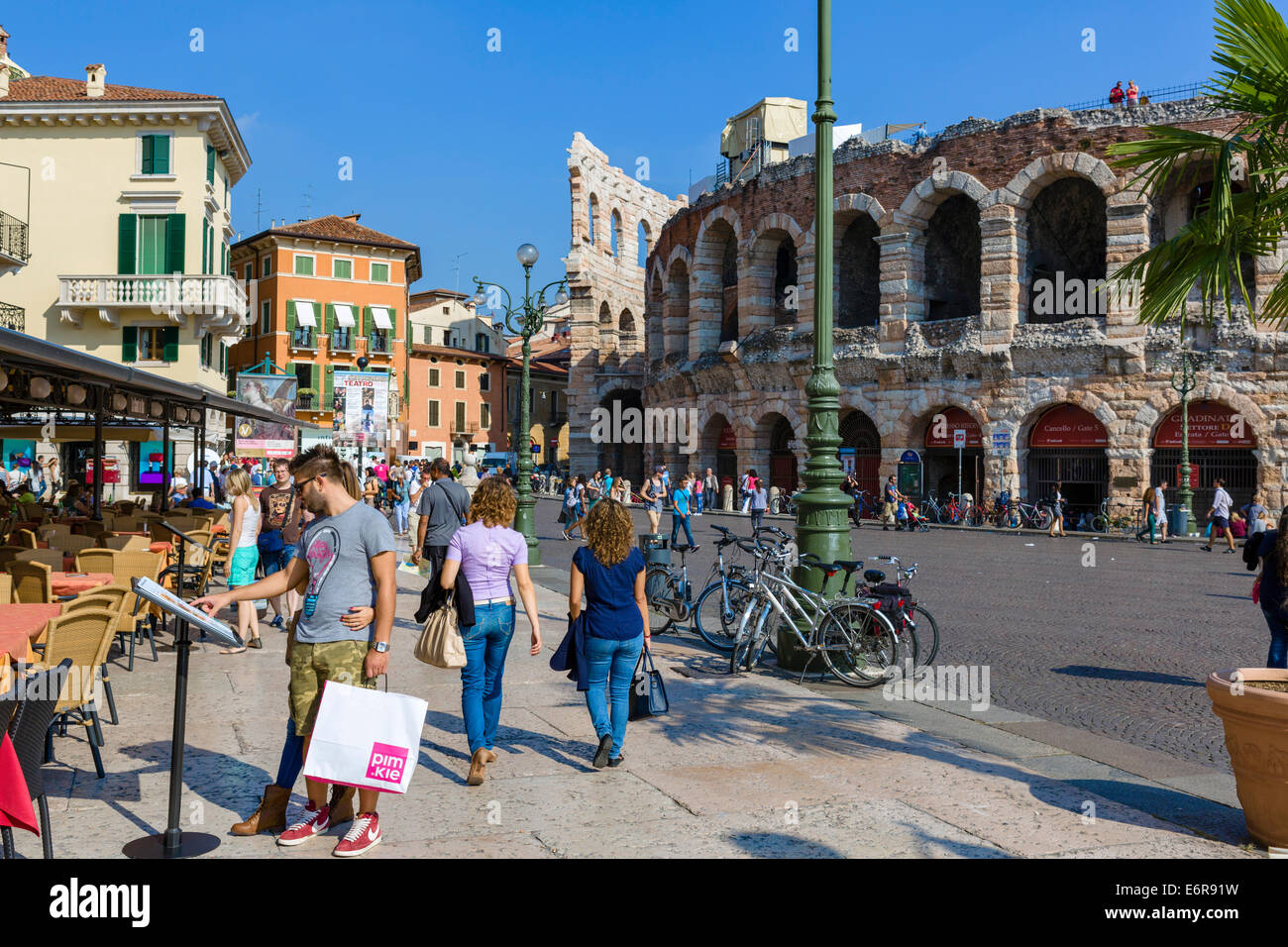 Ristoranti di fronte all'Arena e Piazza Bra, Verona, Veneto, Italia Foto Stock
