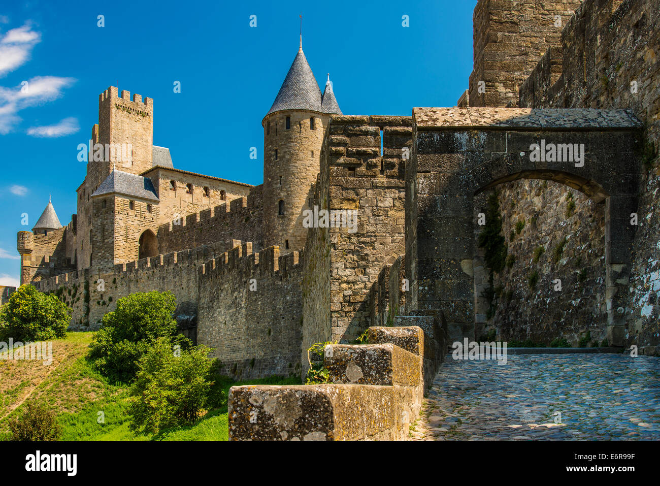 Porte d'Aude ingresso la medievale città fortificata, Carcassonne, Languedoc-Roussillon, Francia Foto Stock