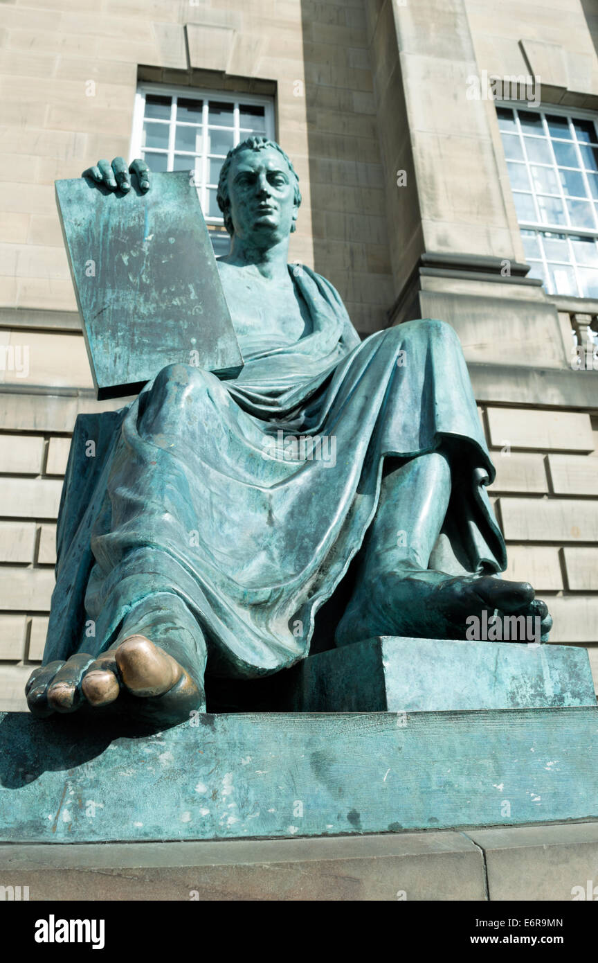 Punta del David Hume statua sulla Royal Mile. I turisti strofinare la punta fof buona fortuna. Foto Stock