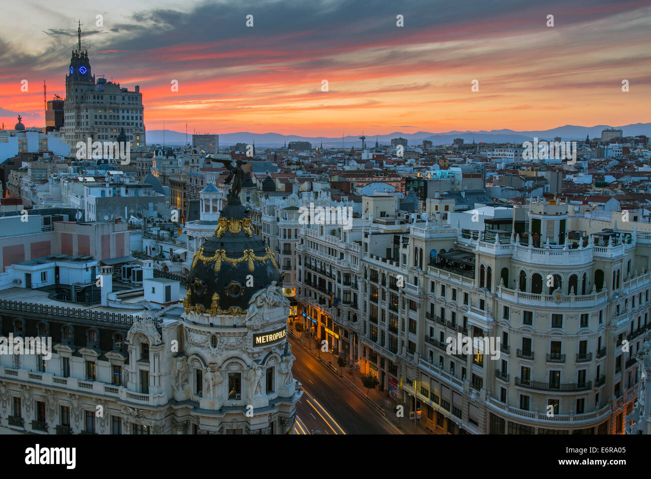 Skyline con edificio Metropolis e Gran Via al tramonto, Madrid, Comunidad de Madrid, Spagna Foto Stock