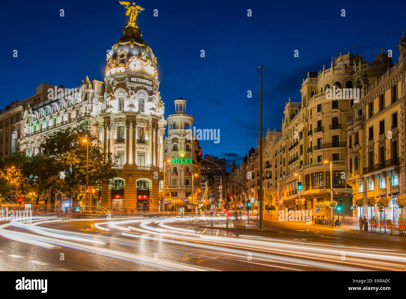 Vista notturna di Gran Via e metropoli edificio, Madrid, Comunidad de Madrid, Spagna Foto Stock