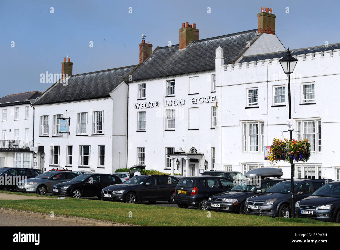 Aldeburgh Suffolk REGNO UNITO - Il White Lion Hotel sul lungomare Foto Stock