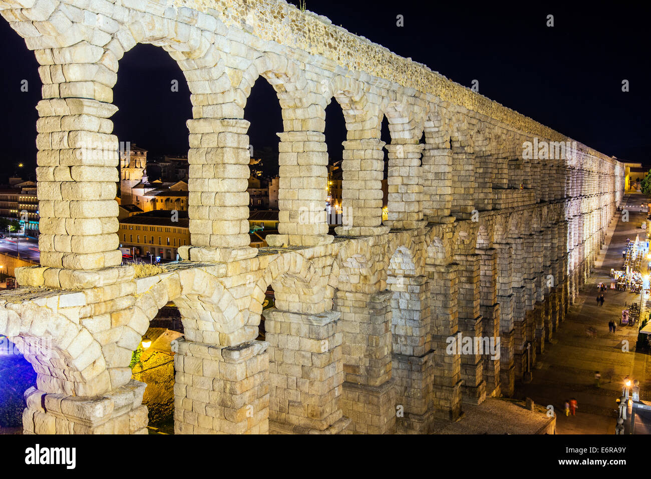 Vista notturna del romano ponte acquedotto di Segovia Castiglia e Leon, Spagna Foto Stock