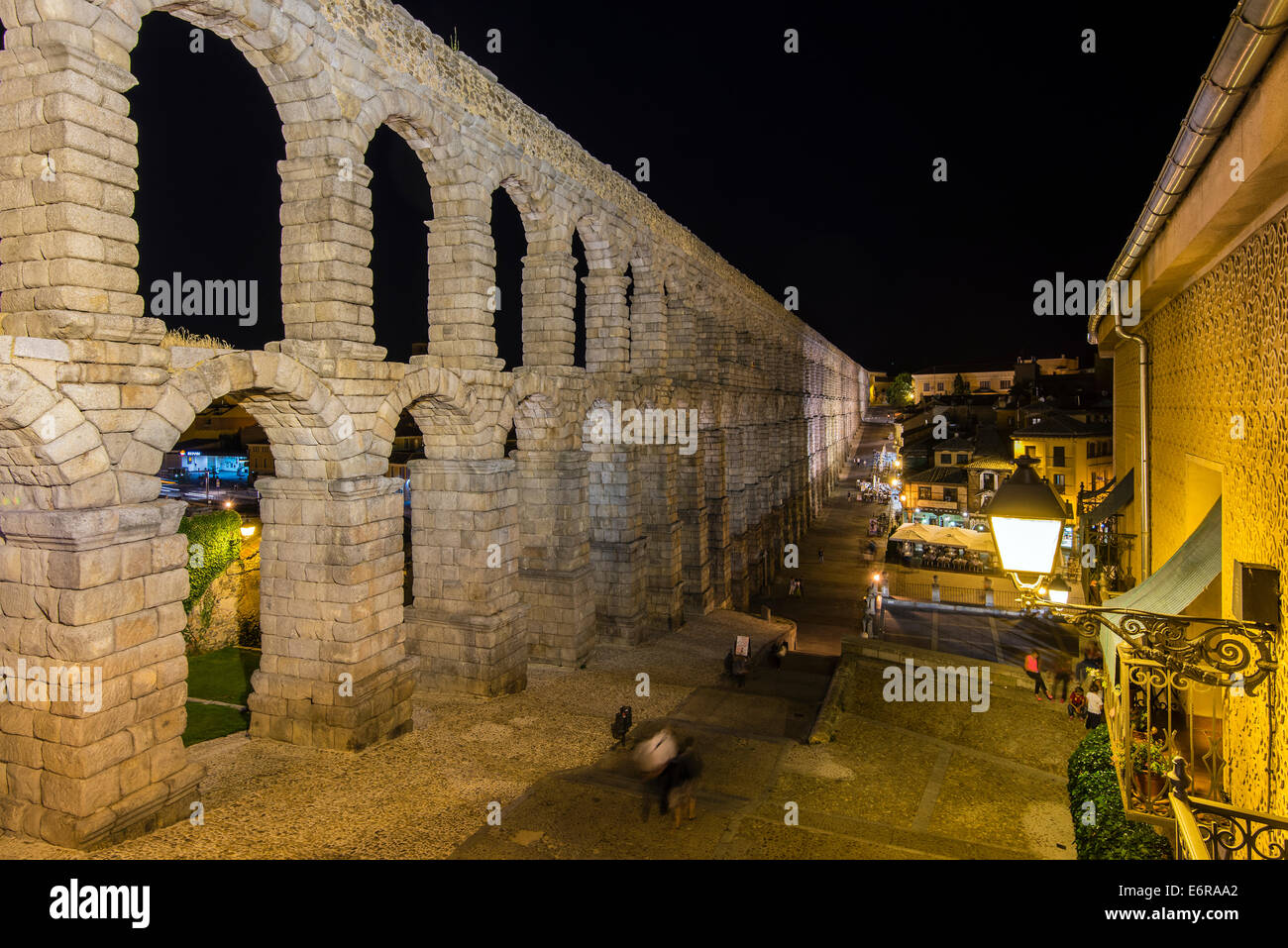Vista notturna del romano ponte acquedotto di Segovia Castiglia e Leon, Spagna Foto Stock