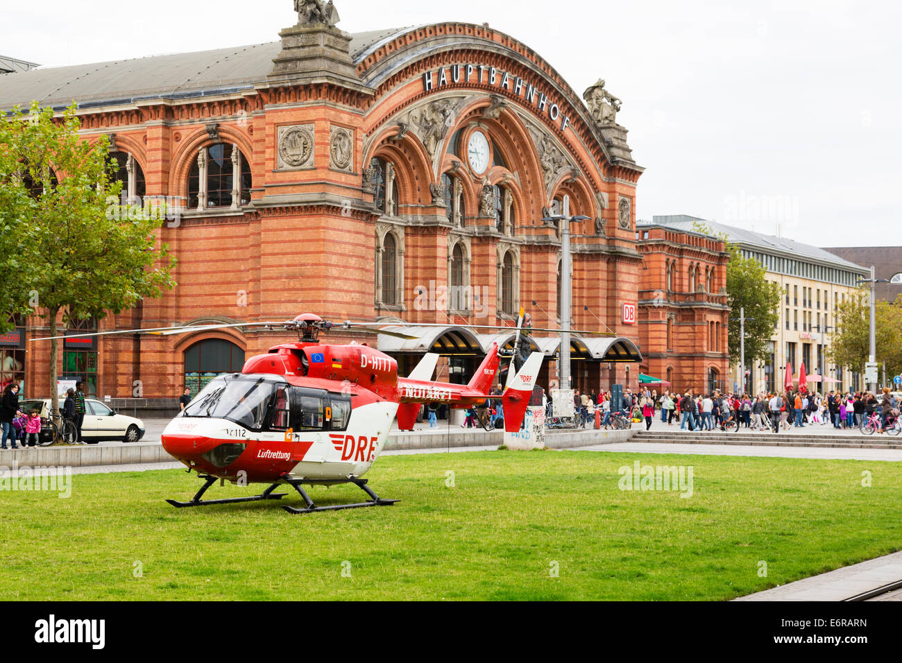 Elicottero di emergenza sbarcati sull'erba al di fuori di Bremen Hauptbahnhof. Foto Stock