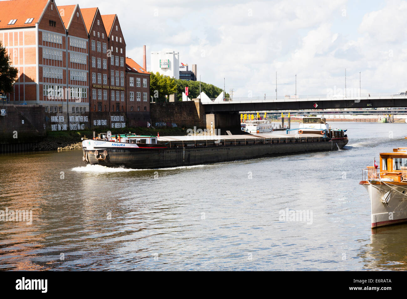 Il tedesco river barge 'Angura' sul Fiume Wesser a Brema. Foto Stock