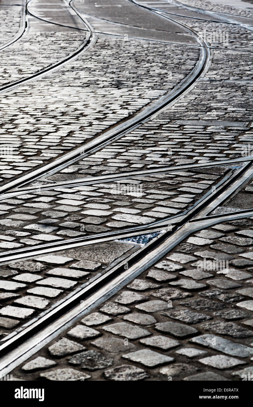 I binari del tram e strada di ciottoli, Brema, Germania Foto Stock
