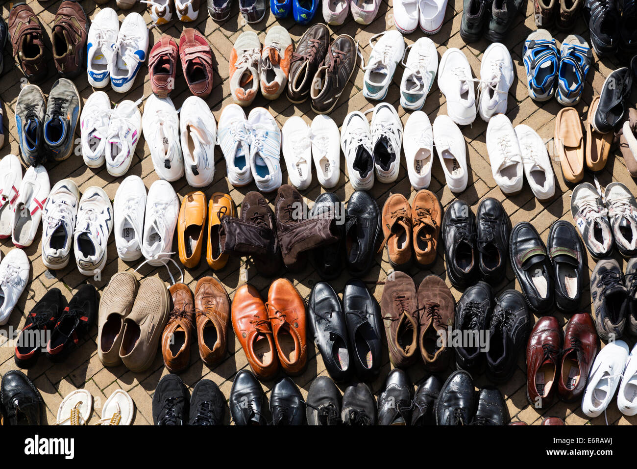 Di seconda mano le scarpe per la vendita presso la domenica boot vendita, Schlachte embankment, Brema, Germania Foto Stock