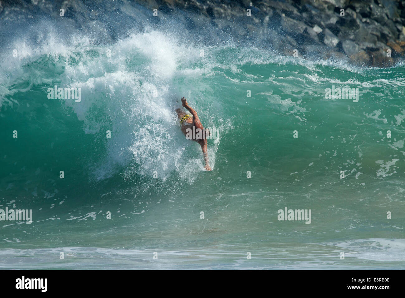 Utente a cavallo di un onda al cuneo in Newport Beach California del Sud Foto Stock