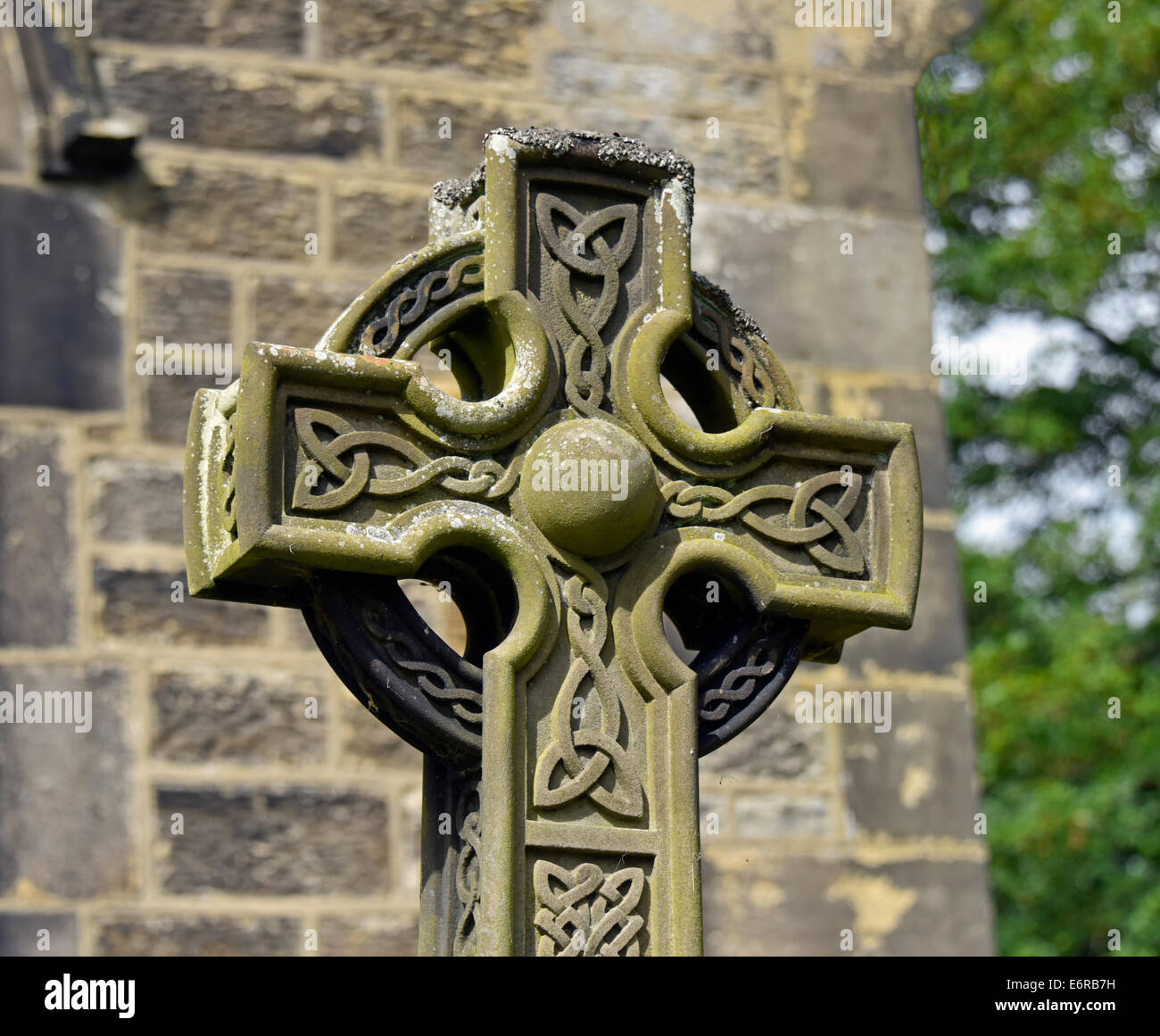 Design celtica testa a croce. Chiesa di San Pietro. Addingham, West Yorkshire, Inghilterra, Regno Unito, Europa. Foto Stock