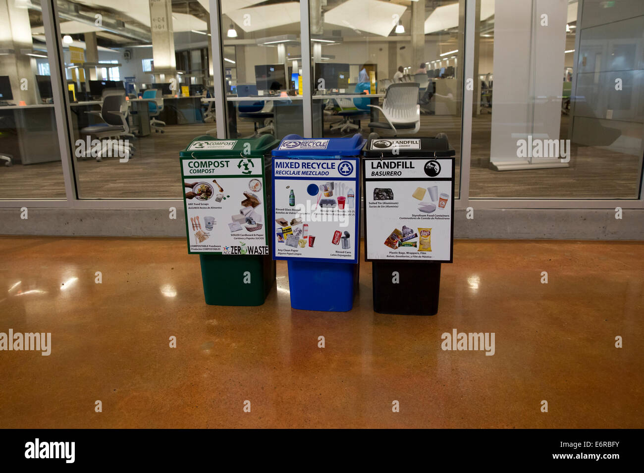 Testo bilingue Inglese e Spagnolo segno su cassonetti per il riciclaggio all'interno di Austin Community College building Foto Stock