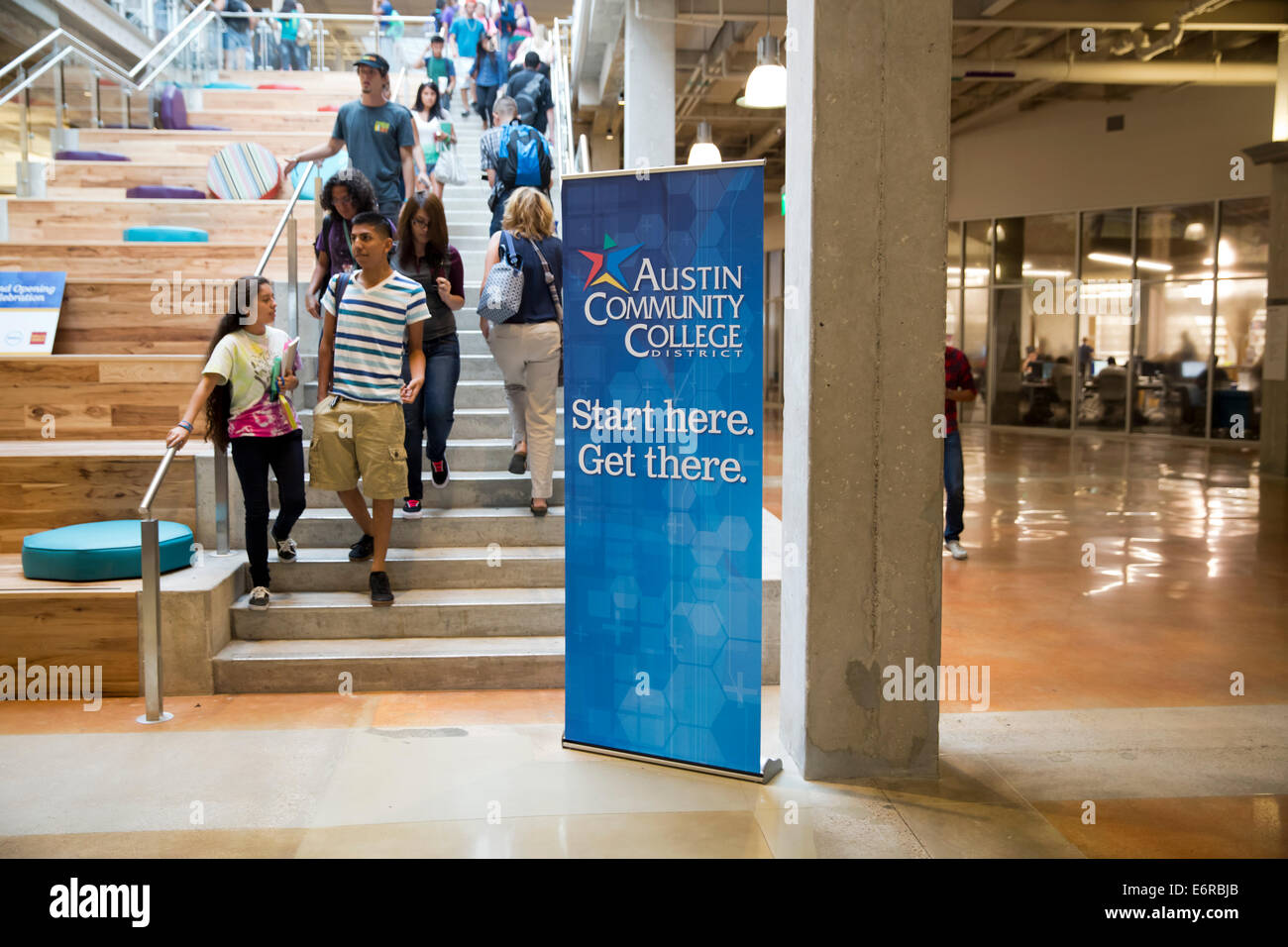 Gli studenti di tutte le età e gli insegnanti a camminare su e giù per le scale durante il cambiamento di classe al nuovo Austin Community College campus Foto Stock