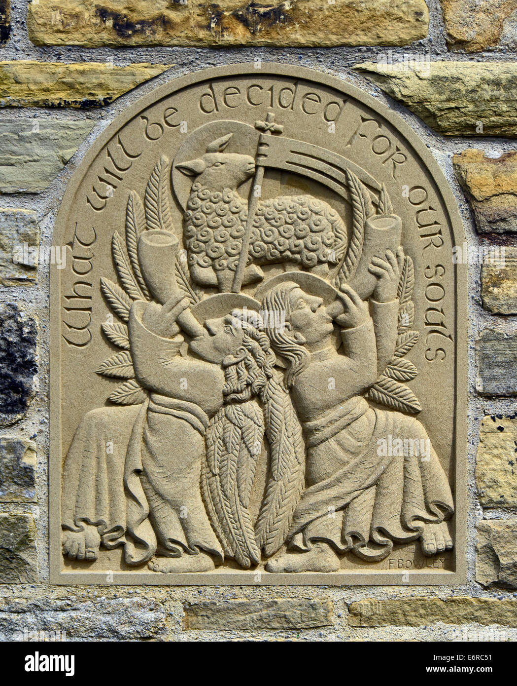 Meridiana sulla Village Hall, pannello di destra. Chiesa di San Pietro, Addingham, West Yorkshire, Inghilterra, Regno Unito, Europa. Foto Stock