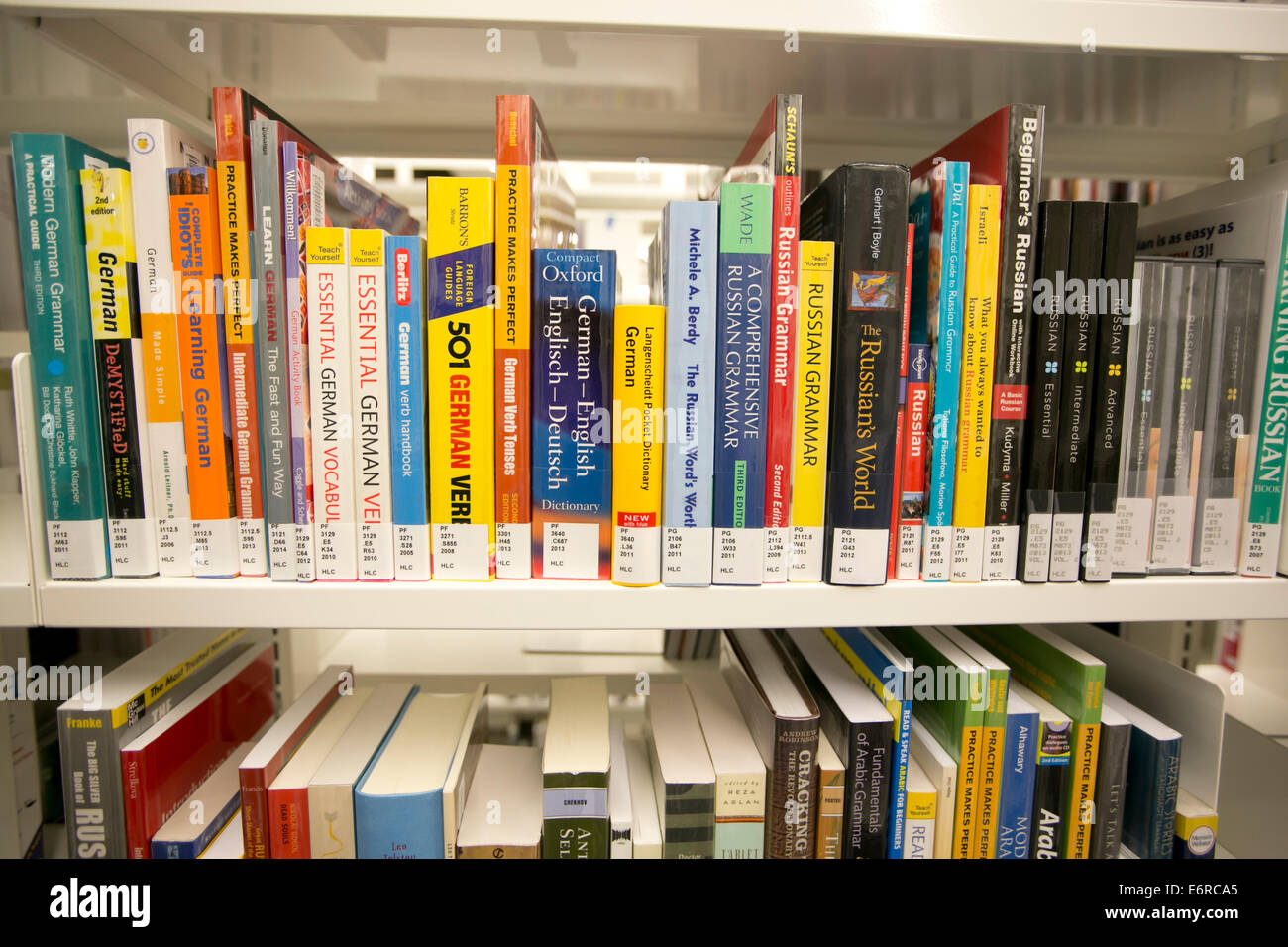 Fila di libri allineati sul ripiano della libreria di nuovo Austin Community College edificio del campus di Austin in Texas Foto Stock