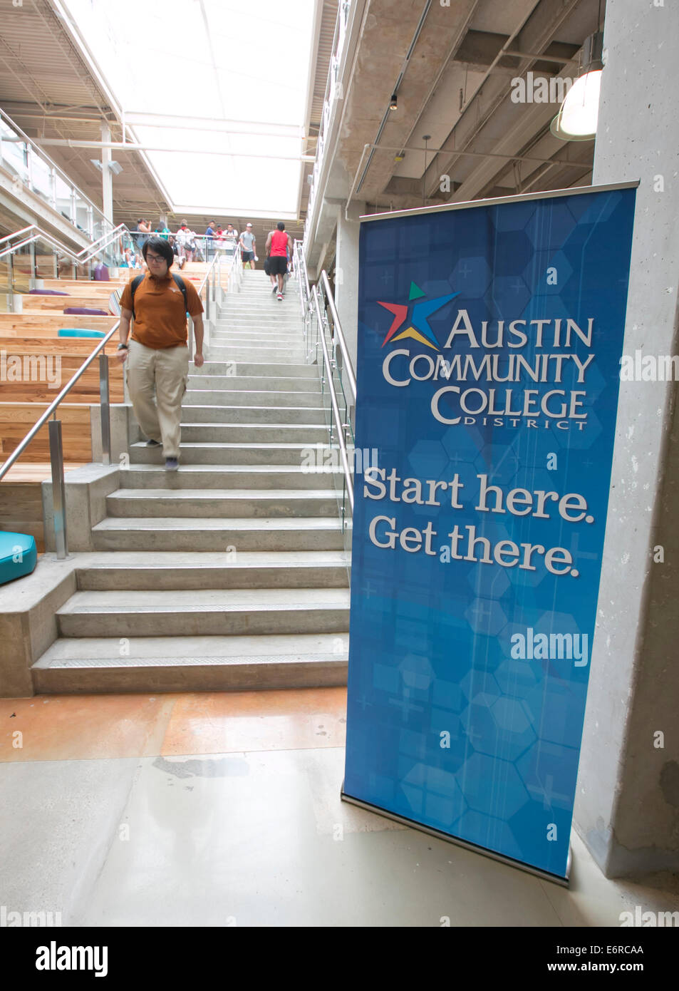 Gli studenti di tutte le età e gli insegnanti a camminare su e giù per le scale durante il cambiamento di classe al nuovo Austin Community College campus Foto Stock