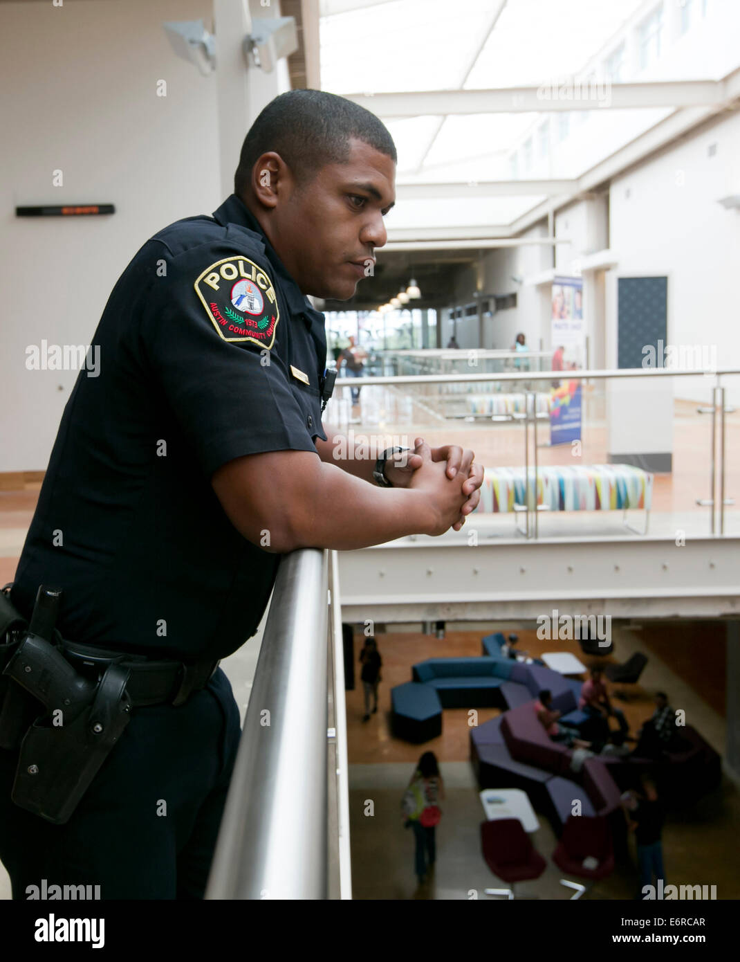 Austin Community College funzionario di polizia delle pattuglie dei corridoi, parla agli studenti al nuovo edificio del campus di Austin in Texas Foto Stock