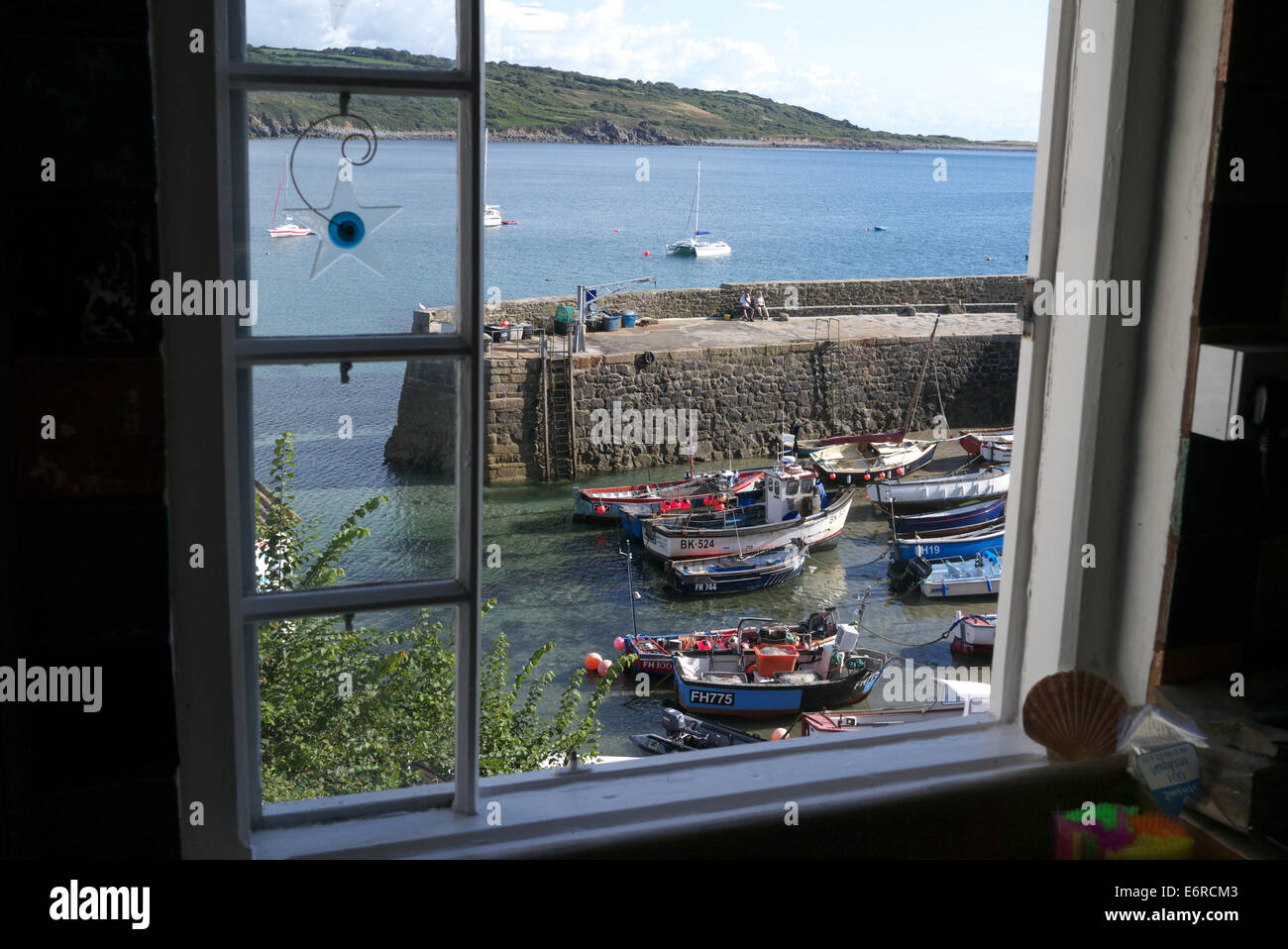 Barche e porto di Coverack villaggio di pescatori in Cornovaglia, England, Regno Unito Foto Stock