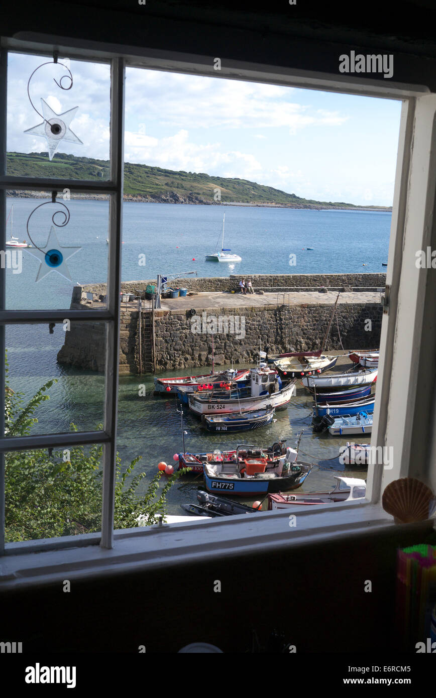 Barche e porto di Coverack villaggio di pescatori in Cornovaglia, England, Regno Unito Foto Stock