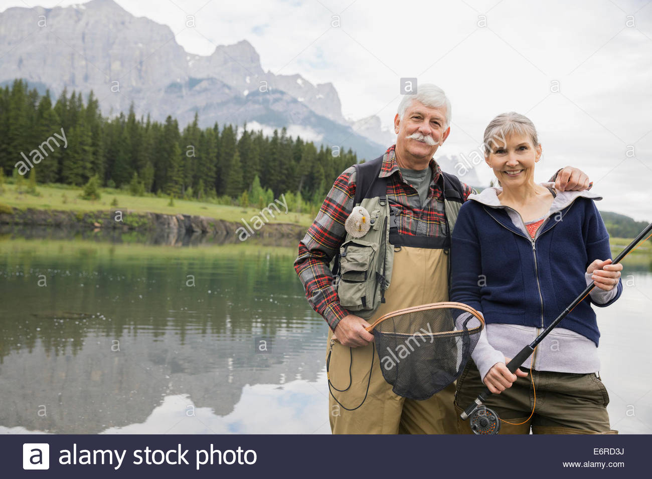 Coppia di anziani la pesca nel lago ancora Foto Stock