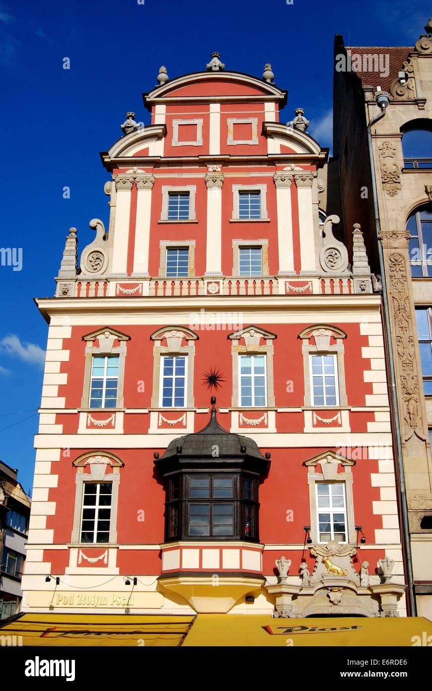 WROCLAW, Polonia: bel color corallo burgher barocco in casa Rynek piazza del mercato vecchio Foto Stock