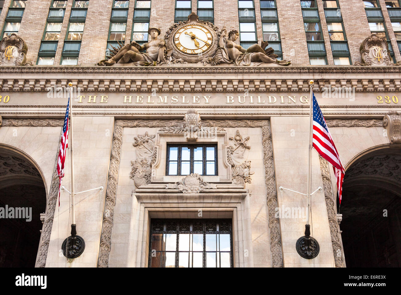 La struttura The Helmsley Building, nome e il clock di ingresso di cui sopra, 230 Park Avenue, Manhattan, New York, New York, Stati Uniti d'America Foto Stock