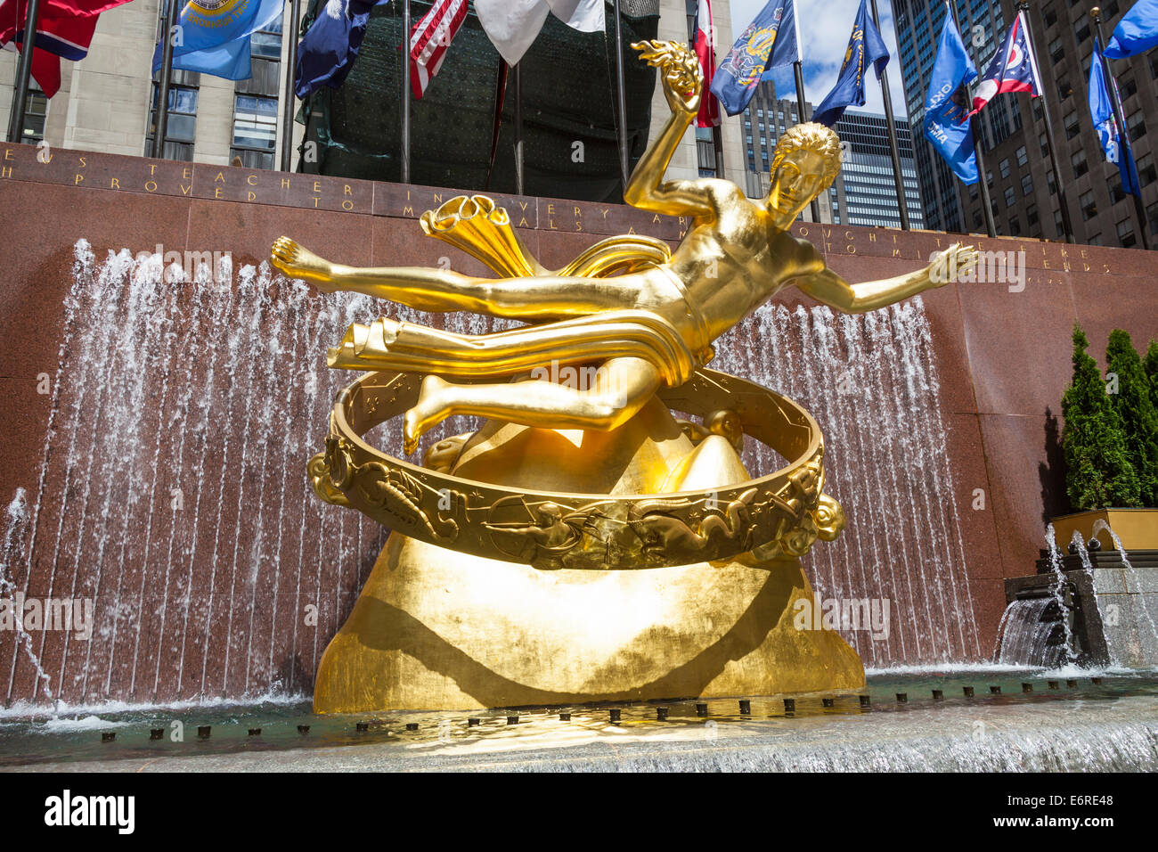Prometeo statua, il Centro Rockefeller Plaza, Manhattan, New York, New York, Stati Uniti d'America Foto Stock