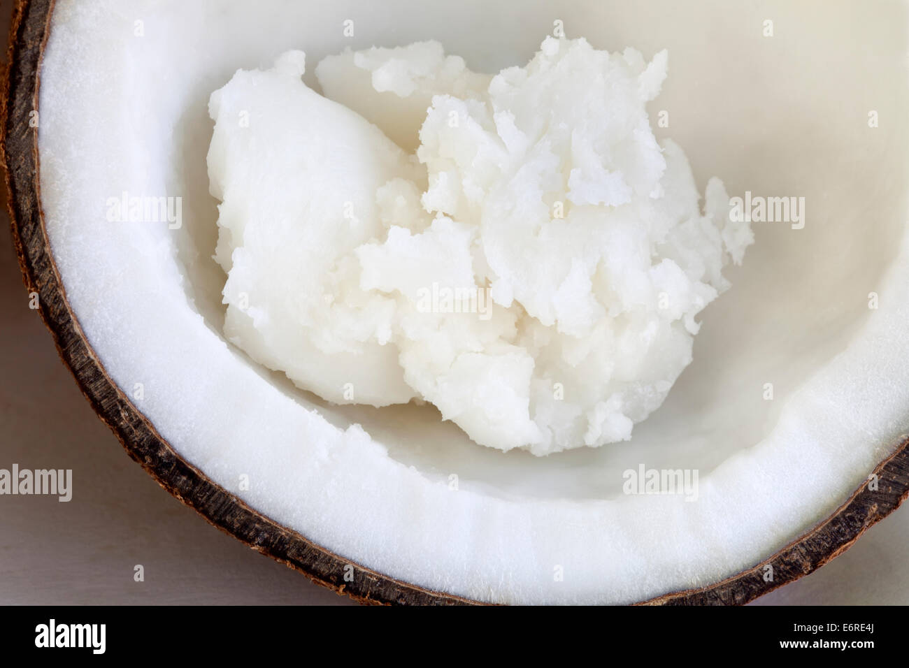 Solido di olio di noce di cocco in dimezzato il dado. Foto Stock