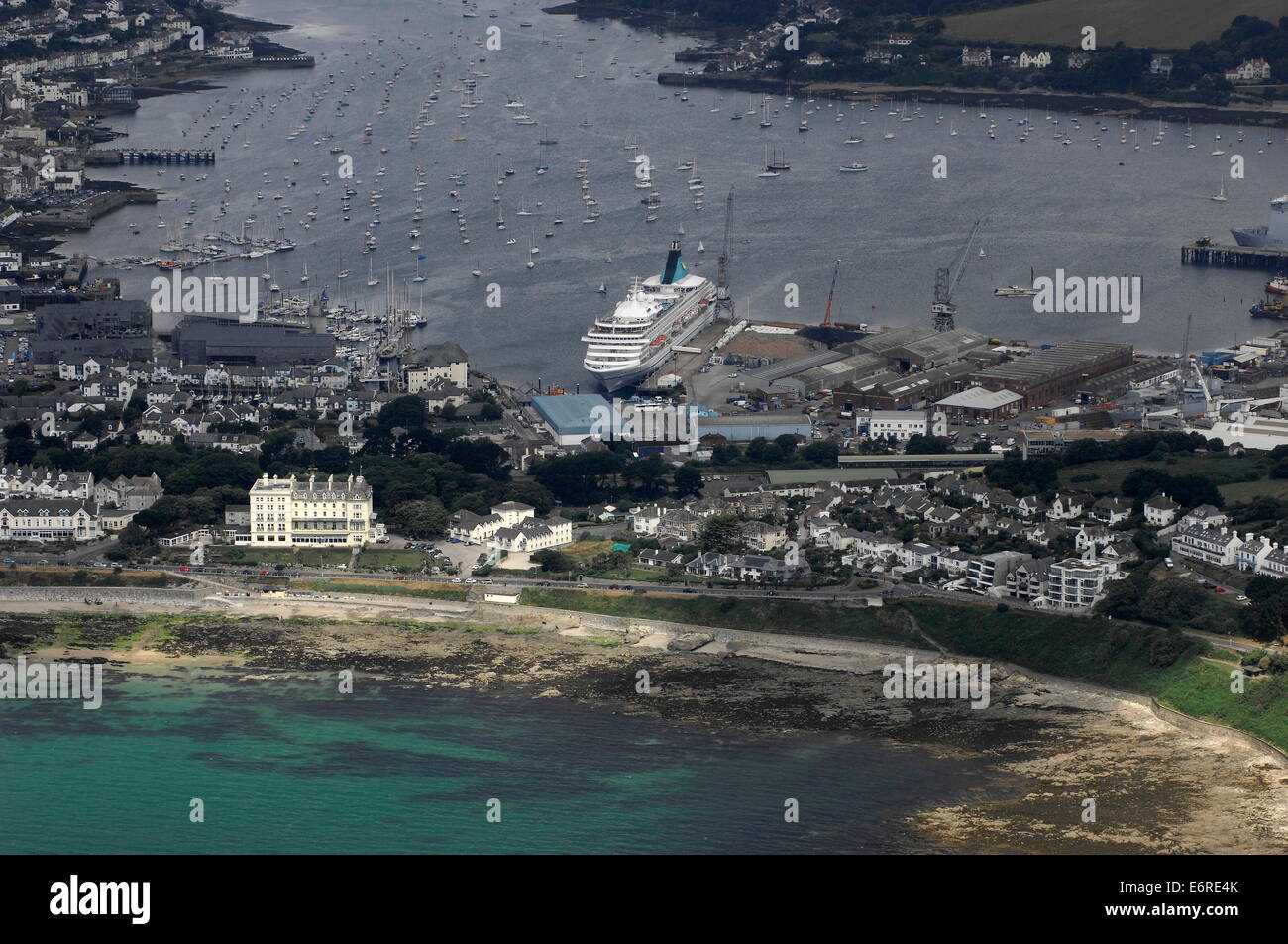 AJAXNETPHOTO. 23 LUGLIO 2013. FALMOUTH, INGHILTERRA. - VEDUTA AEREA - ATTRACCHI PER LE NAVI DEL PORTO E ATTRACCHI PER PICCOLE IMBARCAZIONI E VISTA FRONTALE SULLA BAIA. FOTO: JONATHAN EASTLAND/AJAX RIF:132307 3188 Foto Stock