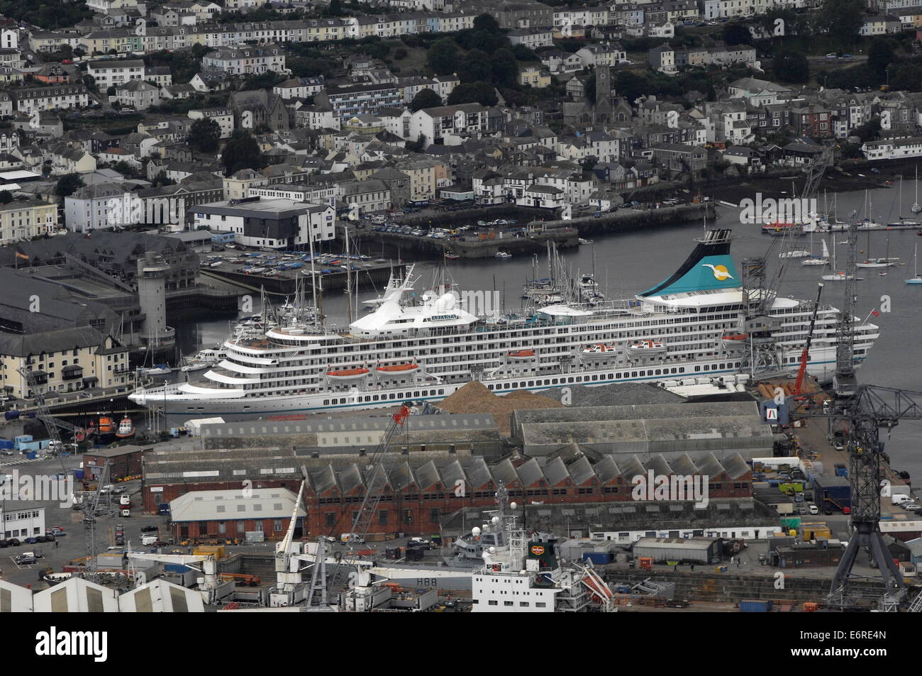 AJAXNETPHOTO. 23 LUGLIO 2013. FALMOUTH, INGHILTERRA. - VEDUTA AEREA - LA NAVE DEL PORTO ORMEGGIA CON LA NAVE ARIANA. FOTO: JONATHAN EASTLAND/AJAX RIF:132307 3191 Foto Stock