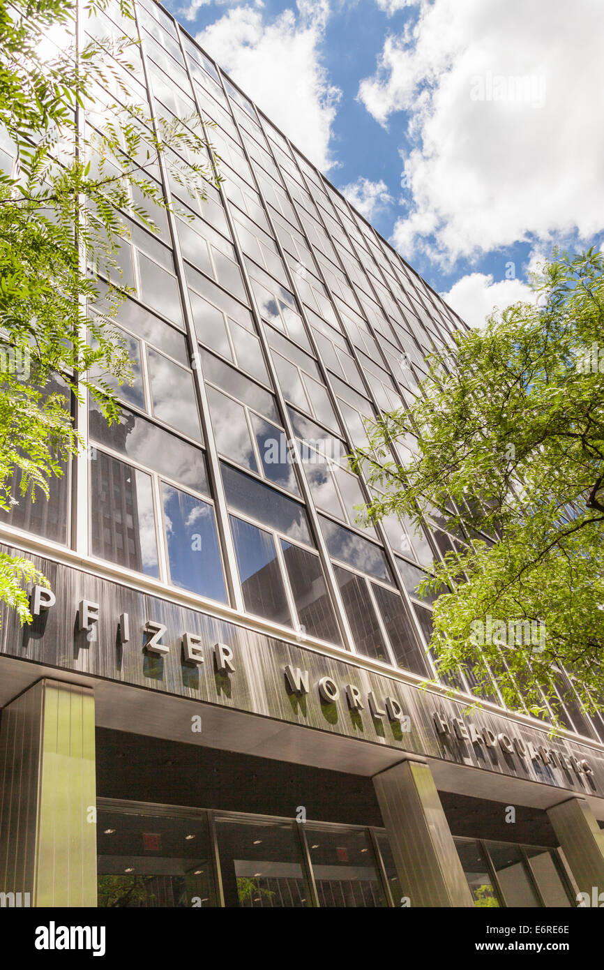 La Pfizer sedi nel mondo, East 42th Street, Manhattan, New York, New York, Stati Uniti d'America Foto Stock