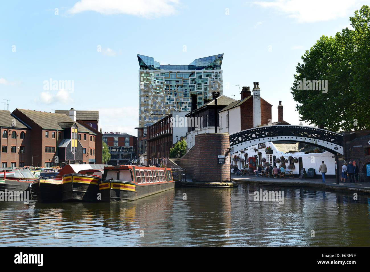 Canali di Birmingham vie navigabili narrowboats ad ampio bacino del canale con il cubo edificio Uk Foto Stock