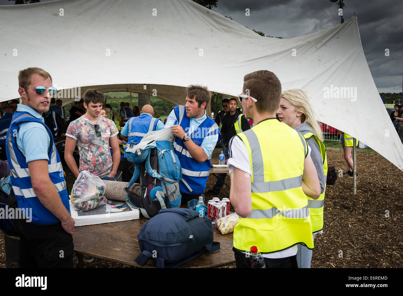 Stow Maries, UK. Il 29 agosto 2014. Il controllo di sicurezza sacchi presso il festival Brownstock. Il Festival Brownstock celebra il decimo anniversario. Credito: Gordon Scammell/Alamy Live News Foto Stock