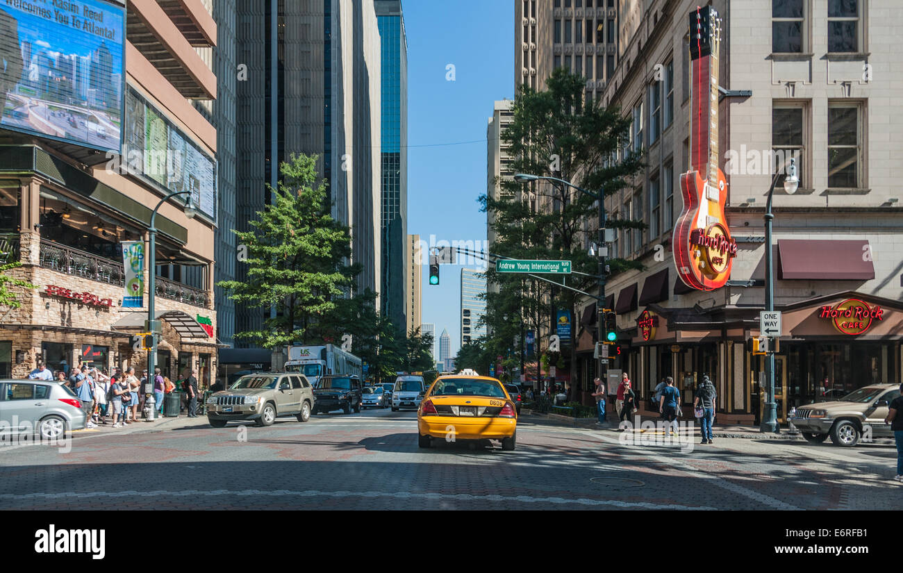 Peachtree Street e Boulevard internazionale nel centro di Atlanta, Georgia, posizione dell'Hard Rock Cafe di Atlanta. Stati Uniti d'America. Foto Stock