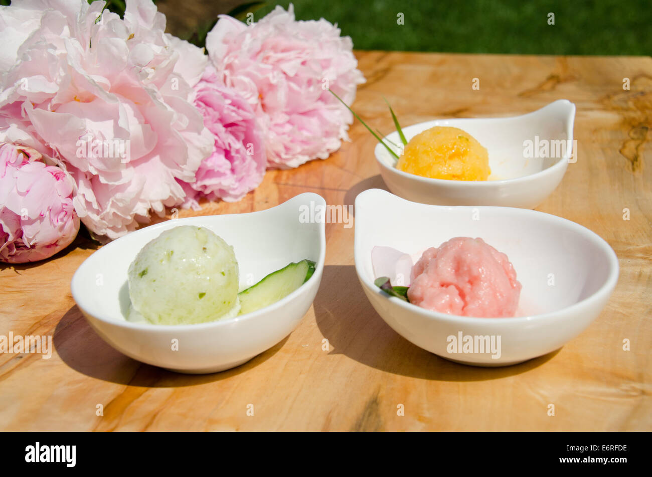 Tre bocce, ciascuno con uno scoop di sorbetto, gelato o crema di ghiaccio Foto Stock
