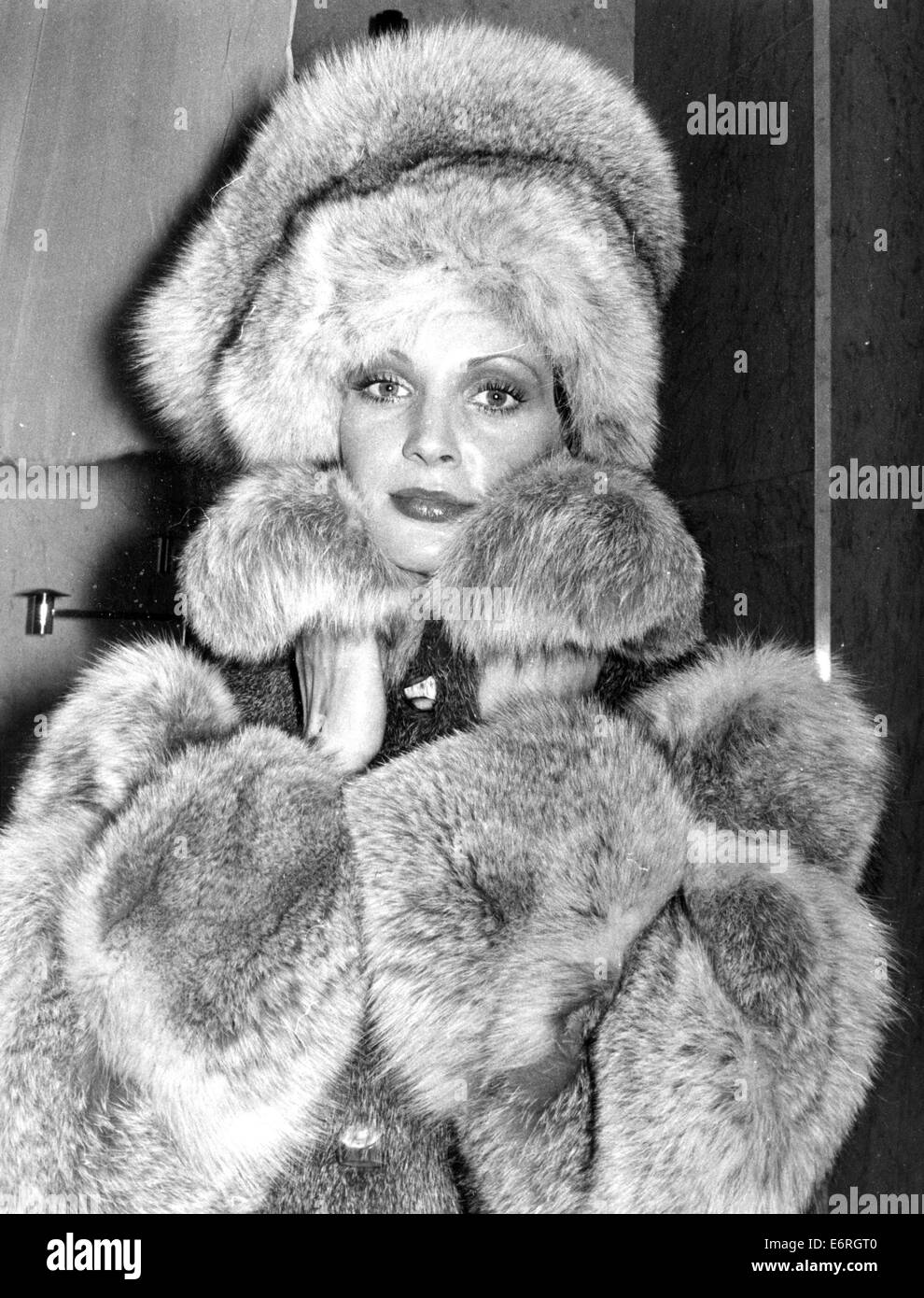 Sep 10, 1971 - Parigi, Francia - Revillon pellicce di moda in Francia per  l'inverno cappello e cappotto fatto di Tortora, nutria, Fox e lynx.  Revillon fratelli era un francese di pelliccia