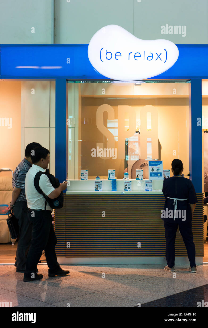 Scarsa la grammatica inglese a massaggi e salone di bellezza nell'aeroporto internazionale di Dubai. Foto Stock
